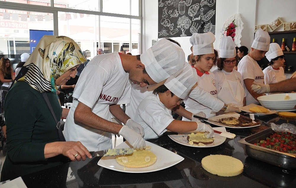 Engelli öğrenciler pasta yapımını öğrendi