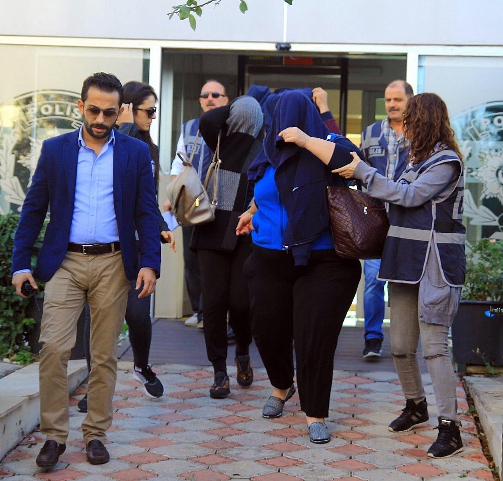 Fakir kadınları fuhşa sürükleyen 4 şüpheli adliyeye sevk edildi