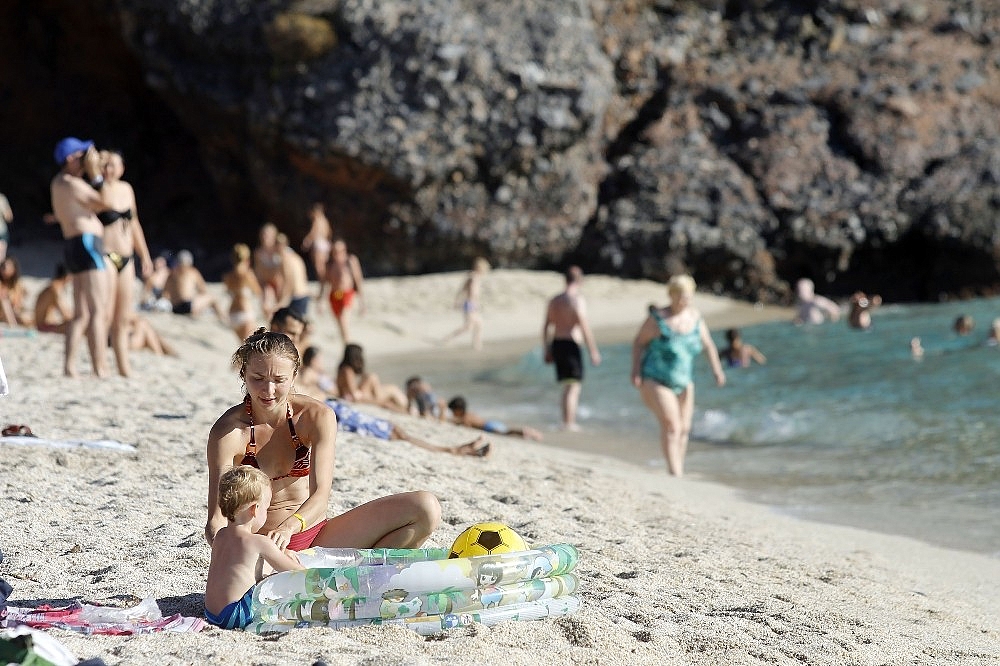 Kars'ta kar fırtınası, Alanya'da deniz sefası (Videolu)