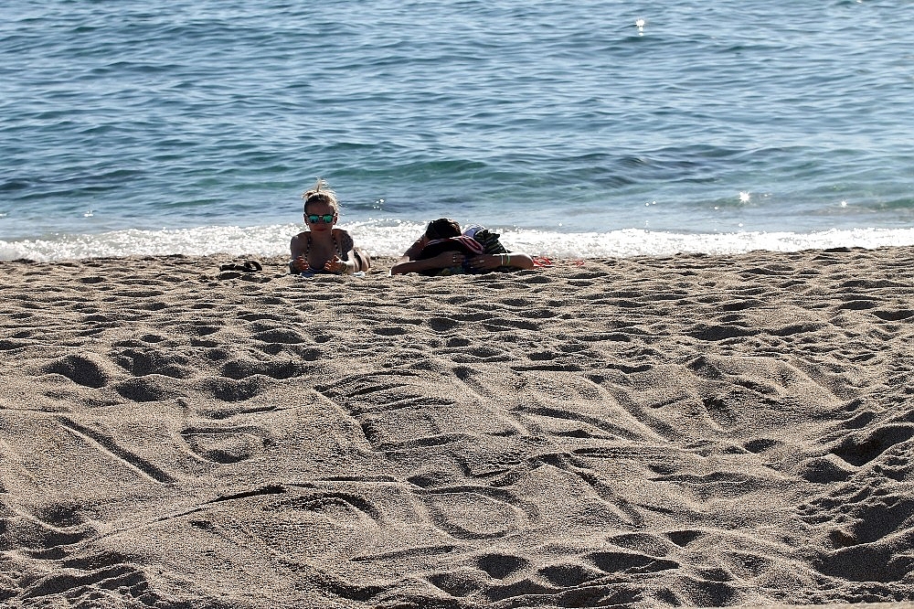 Kars'ta kar fırtınası, Alanya'da deniz sefası (Videolu)