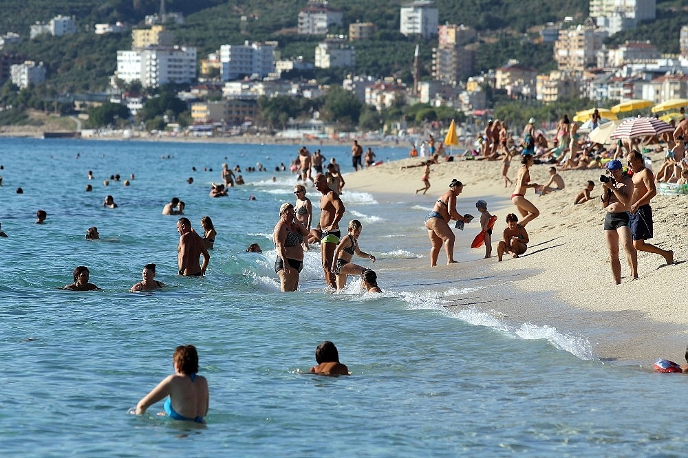 Kars'ta kar fırtınası, Alanya'da deniz sefası (Videolu)