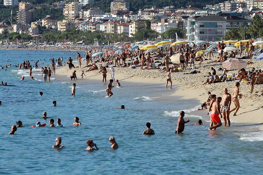 Kars'ta kar fırtınası, Alanya'da deniz sefası (Videolu)