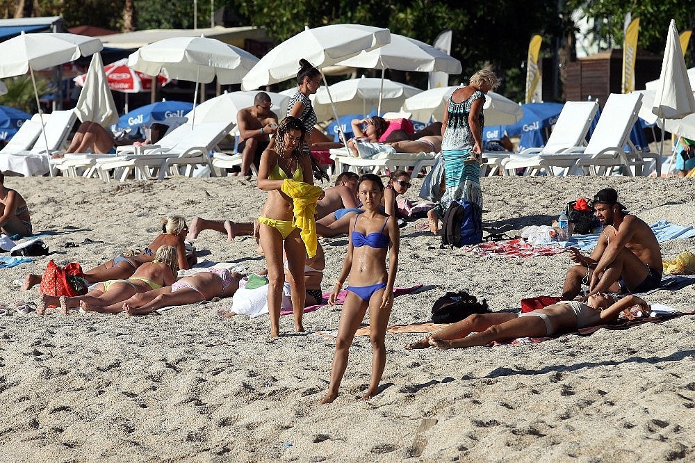 Kars'ta kar fırtınası, Alanya'da deniz sefası (Videolu)