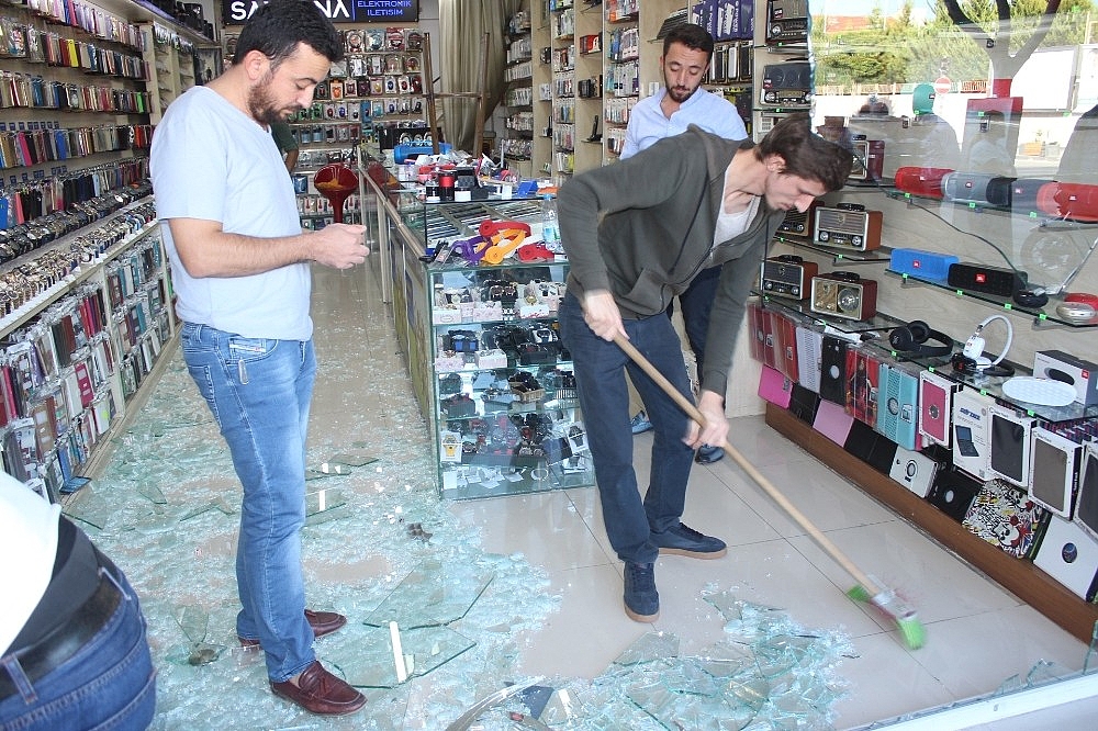 Kırmızı ışıkta geçen otomobil ortalığı savaş alanına çevirdi! (Videolu)