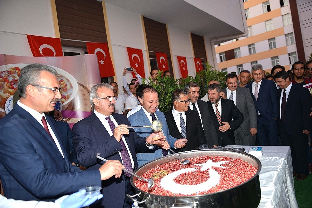 KYK'da kalan öğrencilere aşure ikram edildi