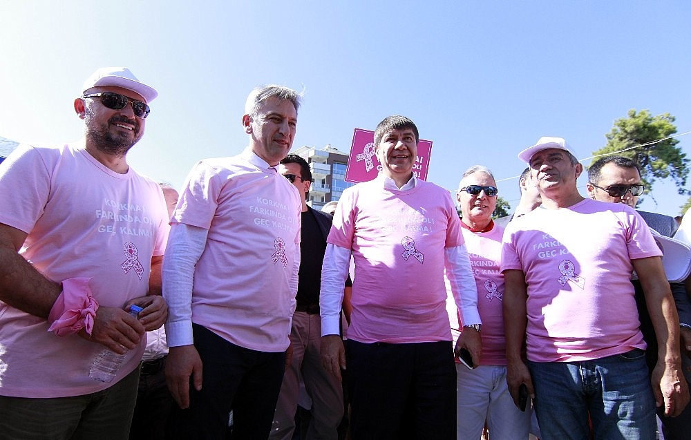 Meme kanserine karşı pembe kıyafet giyip,gökyüzüne pembe balonlar saldılar (Videolu)