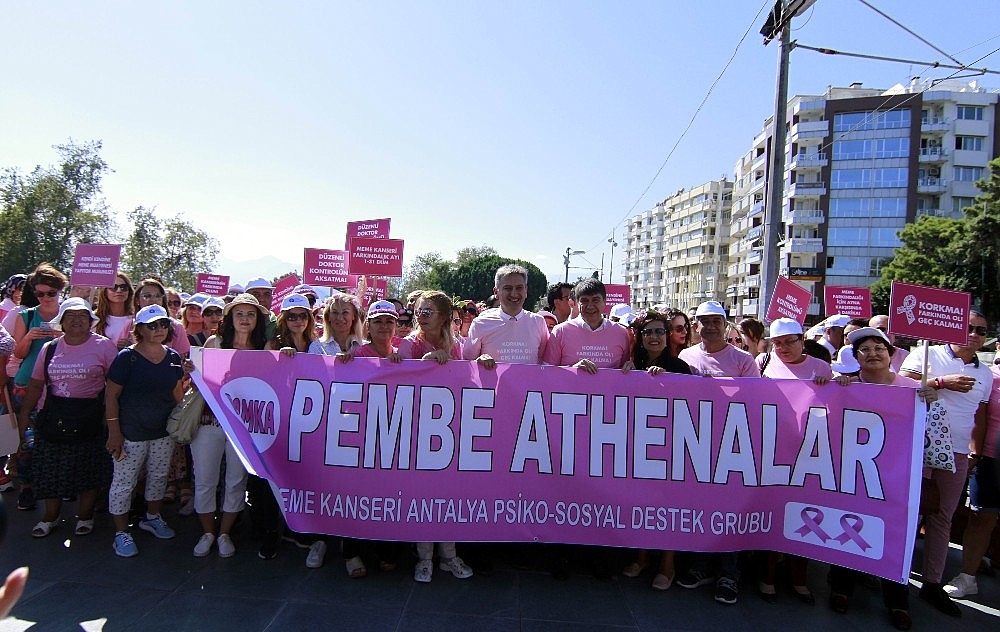 Meme kanserine karşı pembe kıyafet giyip,gökyüzüne pembe balonlar saldılar (Videolu)
