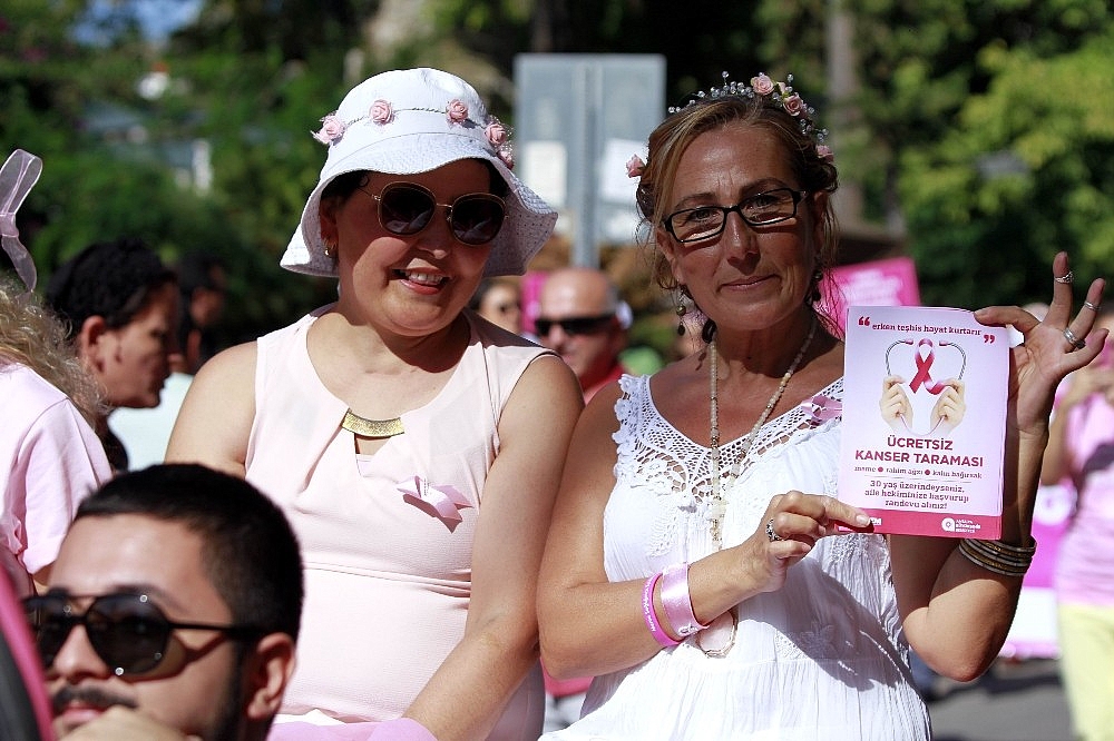 Meme kanserine karşı pembe kıyafet giyip,gökyüzüne pembe balonlar saldılar (Videolu)