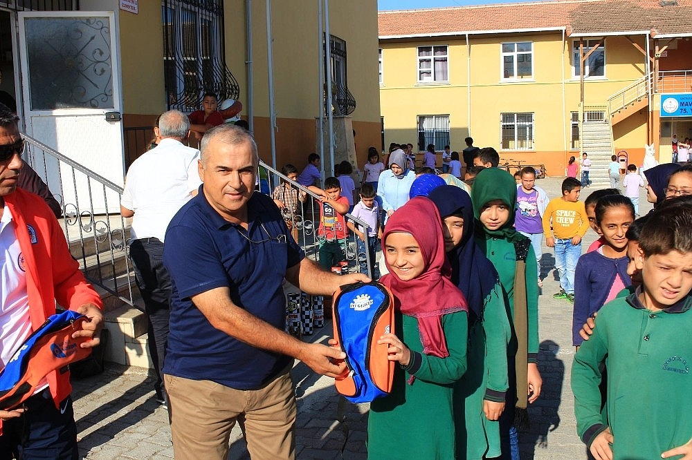 Öğrencilere spor malzemesi desteği