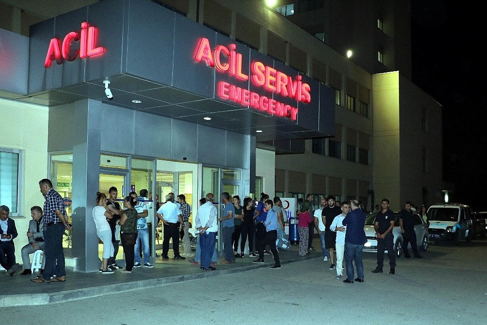 Otomobilin çarptığı kadın polis ağır yaralandı! (Videolu)