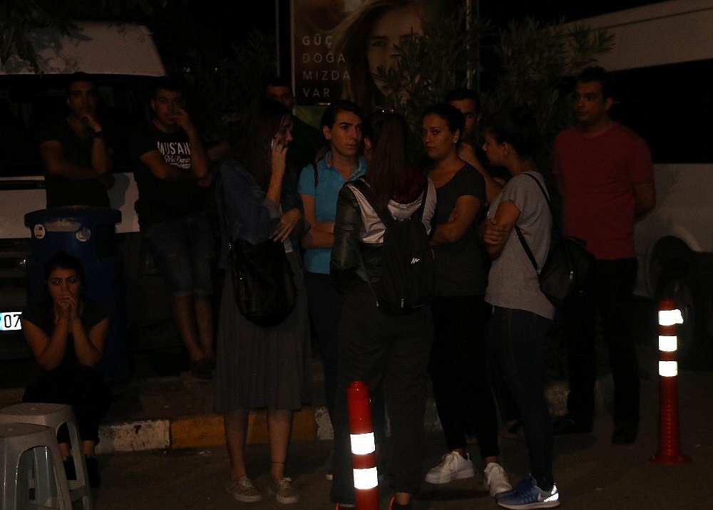 Otomobilin çarptığı kadın polis ağır yaralandı! (Videolu)