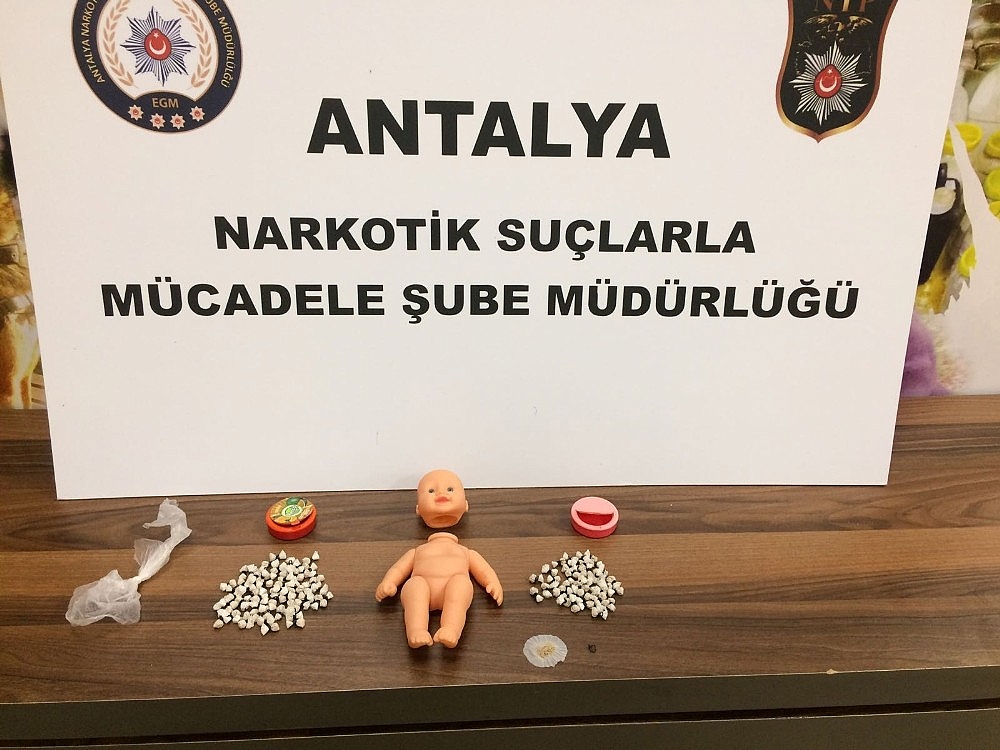 Oyuncak bebeğin içine bakan polis şaşkına döndü! (Videolu)