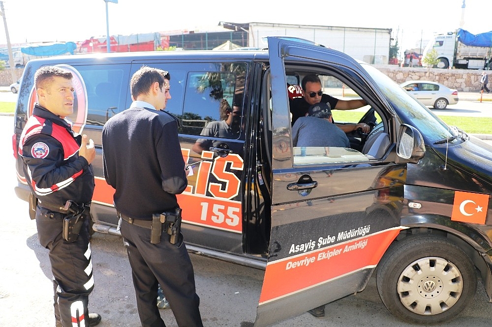 Servisteki polis otosundan GPRS'ten 'trafikte' sinyali alınınca polis alarma geçti