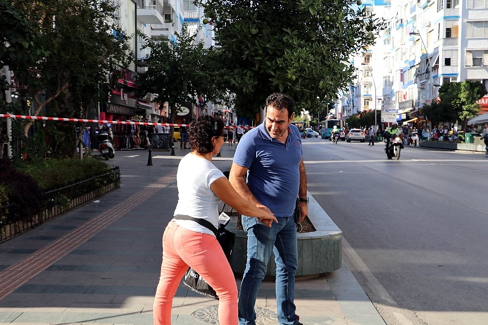 Şüpheli çantayı fark etmeyen engelli kadına polis yetişti (Videolu)