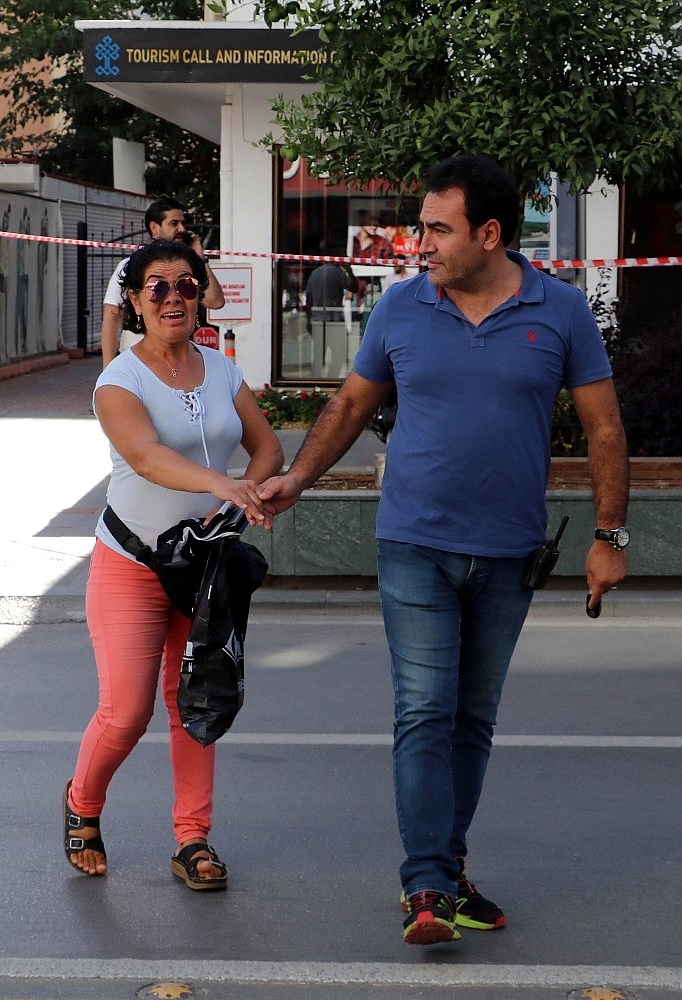 Şüpheli çantayı fark etmeyen engelli kadına polis yetişti (Videolu)