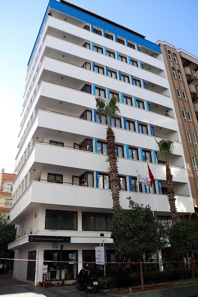 Şüpheli çantayı fark etmeyen engelli kadına polis yetişti (Videolu)