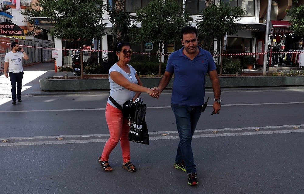 Şüpheli çantayı fark etmeyen engelli kadına polis yetişti (Videolu)