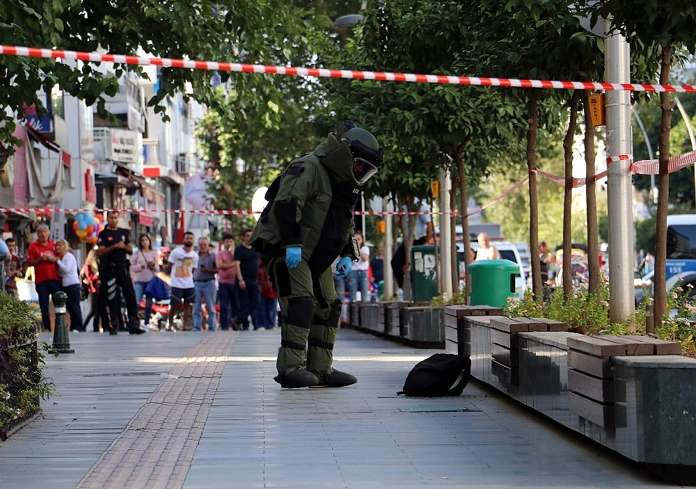 Şüpheli çantayı fark etmeyen engelli kadına polis yetişti (Videolu)