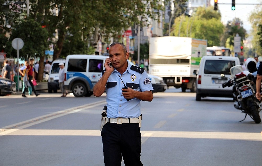 Şüpheli çantayı fark etmeyen engelli kadına polis yetişti (Videolu)