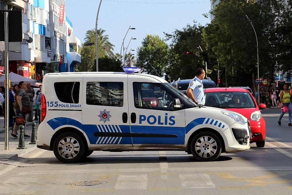 Şüpheli çantayı fark etmeyen engelli kadına polis yetişti (Videolu)