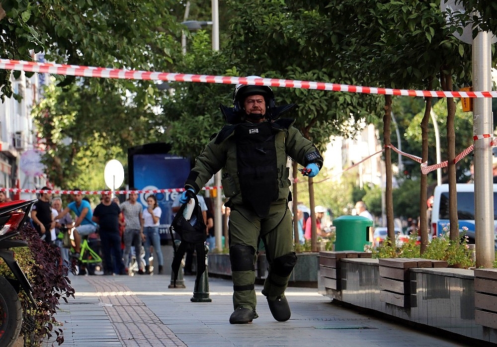 Şüpheli çantayı fark etmeyen engelli kadına polis yetişti (Videolu)