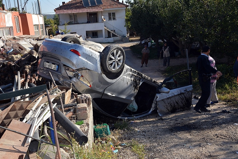 Takla atan araçta, 3 kişi ağır yaralandı!