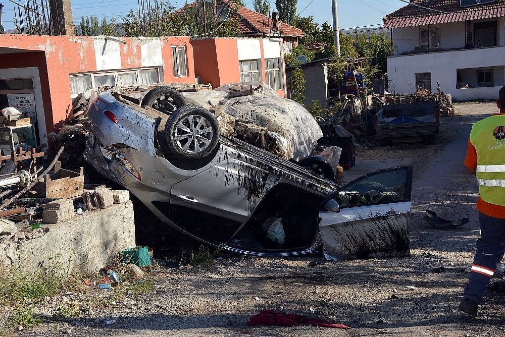Takla atan araçta, 3 kişi ağır yaralandı!