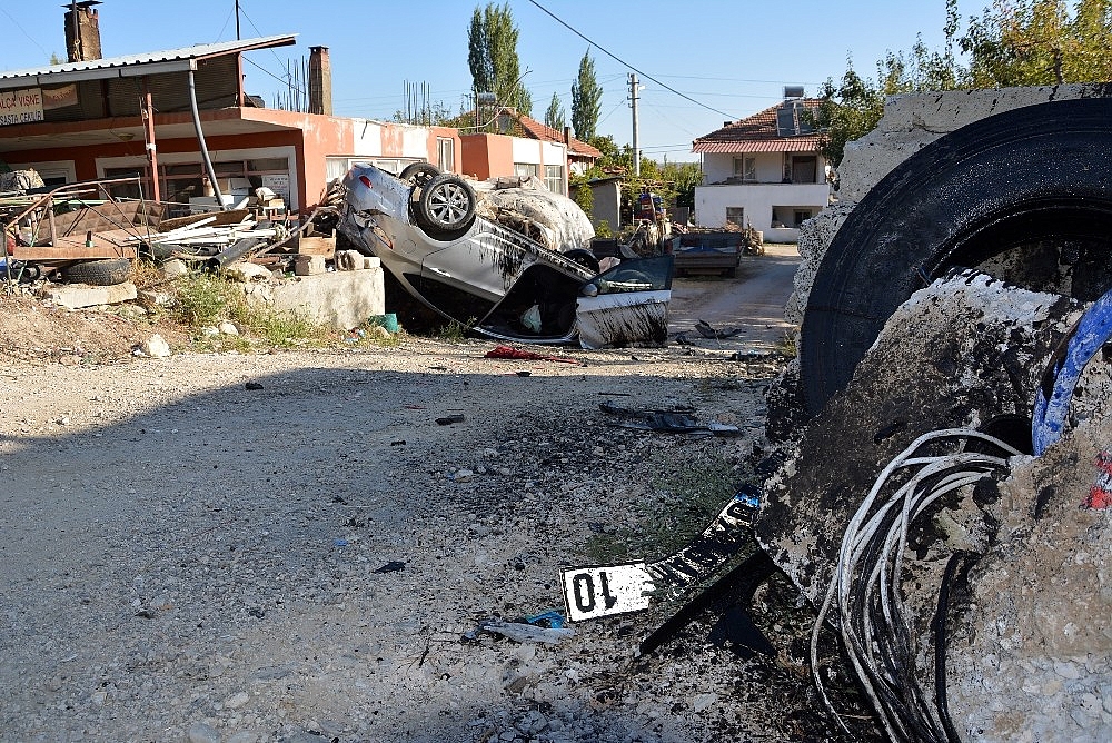 Takla atan araçta, 3 kişi ağır yaralandı!