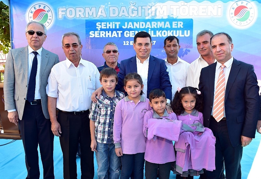 Tütüncü, öğrencilere forma dağıttı