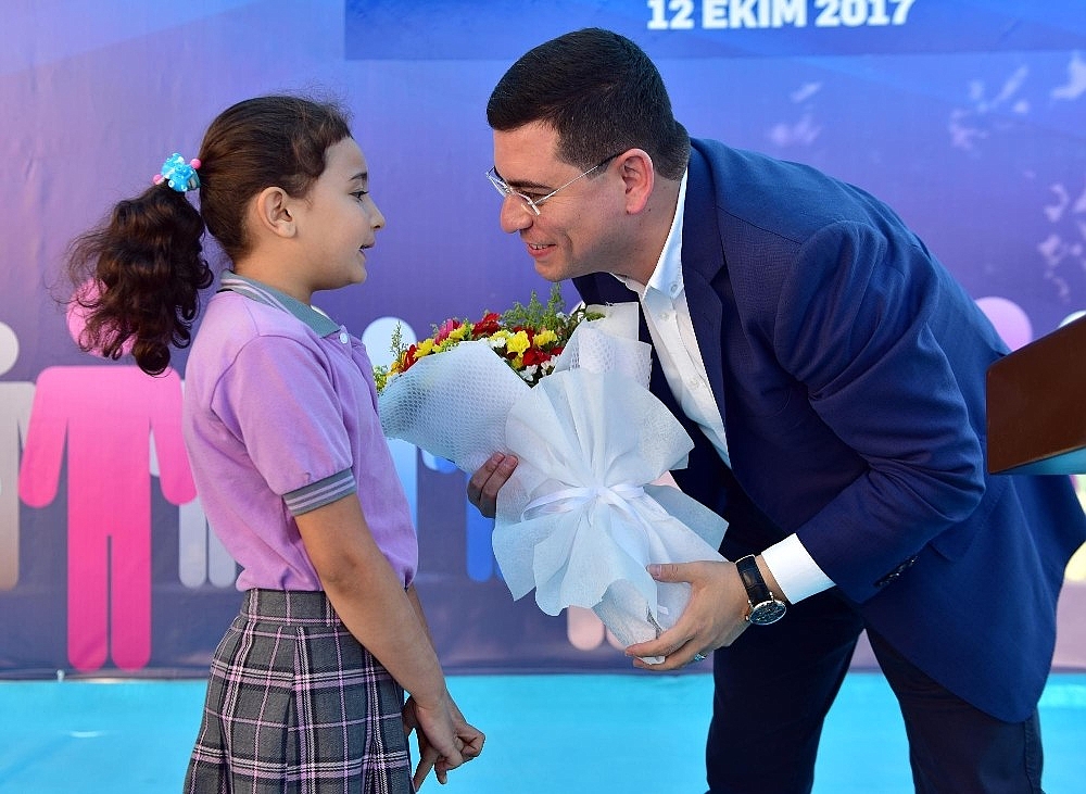 Tütüncü, öğrencilere forma dağıttı