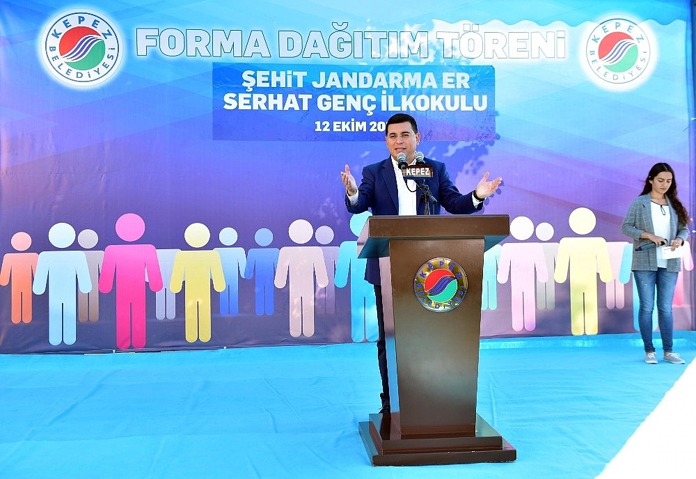 Tütüncü, öğrencilere forma dağıttı