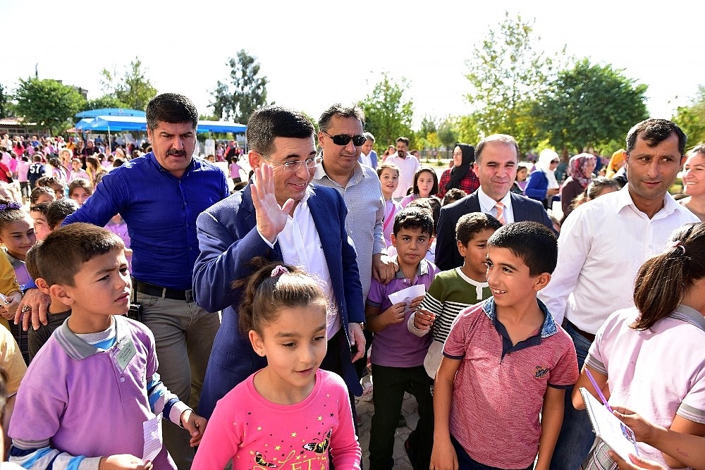 Tütüncü, öğrencilere forma dağıttı