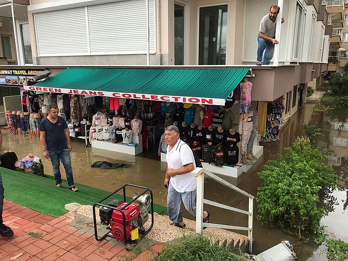 Yağmura dayanamayan dev ağaç taksinin üzerine devrildi
