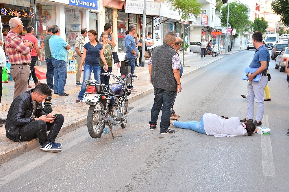 Yolun karşısına geçerken hastanelik oldular!