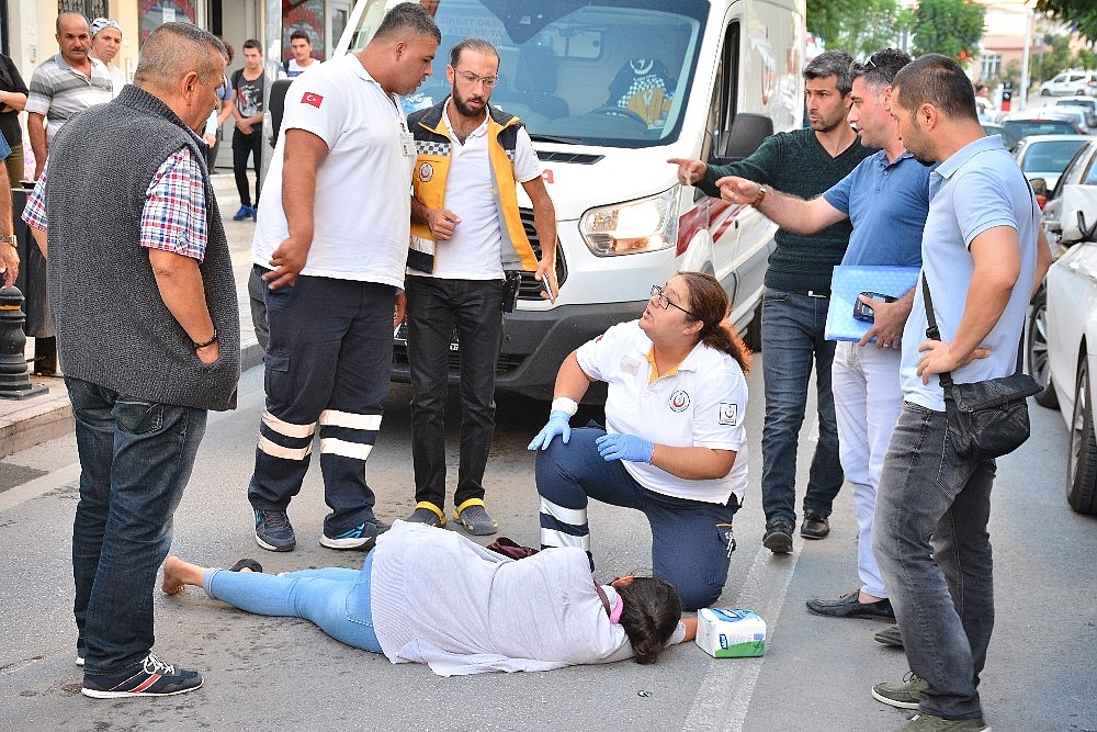 Yolun karşısına geçerken hastanelik oldular!