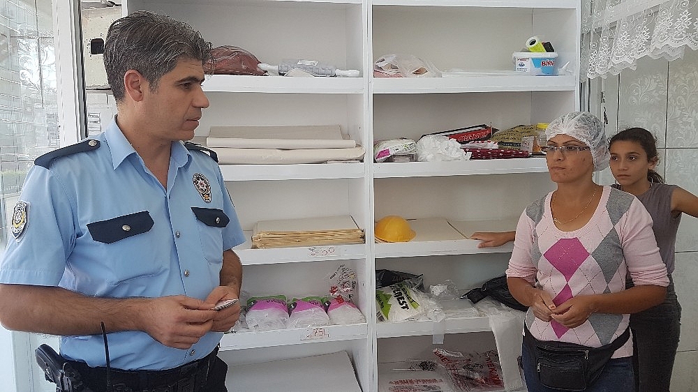 Yufkacı kadın yolda bulduğu bir aylık kazancını polise teslim etti!