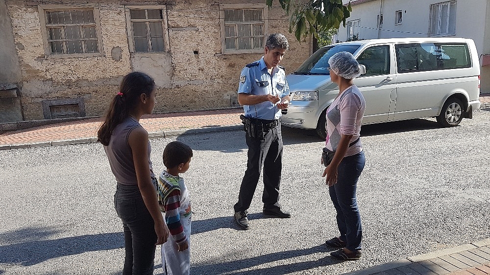 Yufkacı kadın yolda bulduğu bir aylık kazancını polise teslim etti!