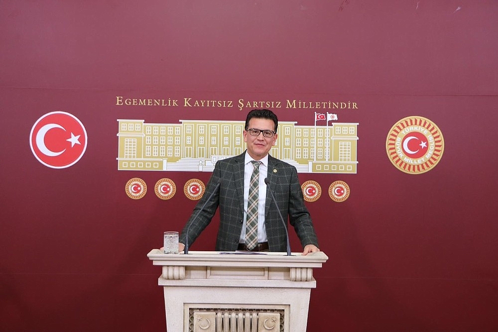 AK Partili Uslu: "Sığınmacılar, Avrupa'daki dikenli tel üreticilerini sevindiriyor"