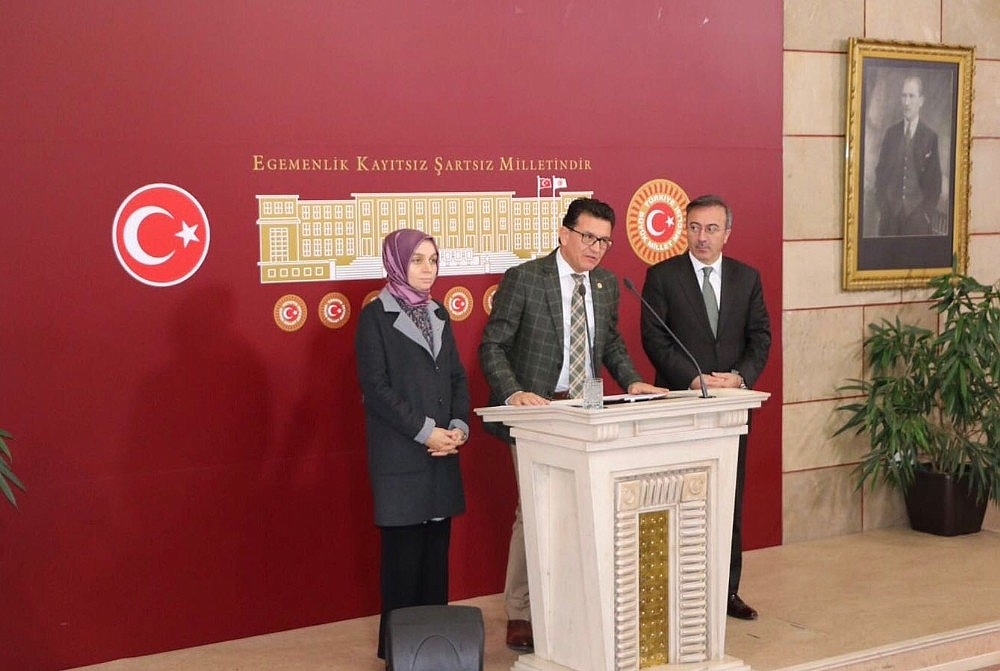 AK Partili Uslu: "Sığınmacılar, Avrupa'daki dikenli tel üreticilerini sevindiriyor"