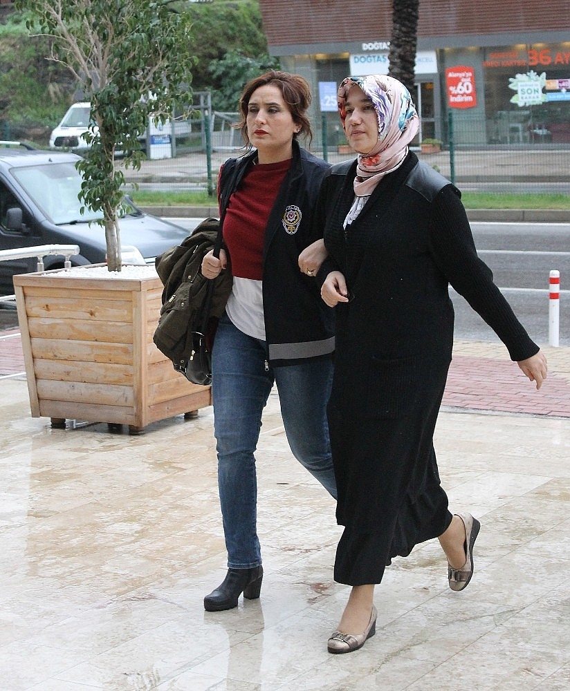 Alanya'da FETÖ'den aranan kadın öğretmen Balıkesir'de yakalandı (videolu)