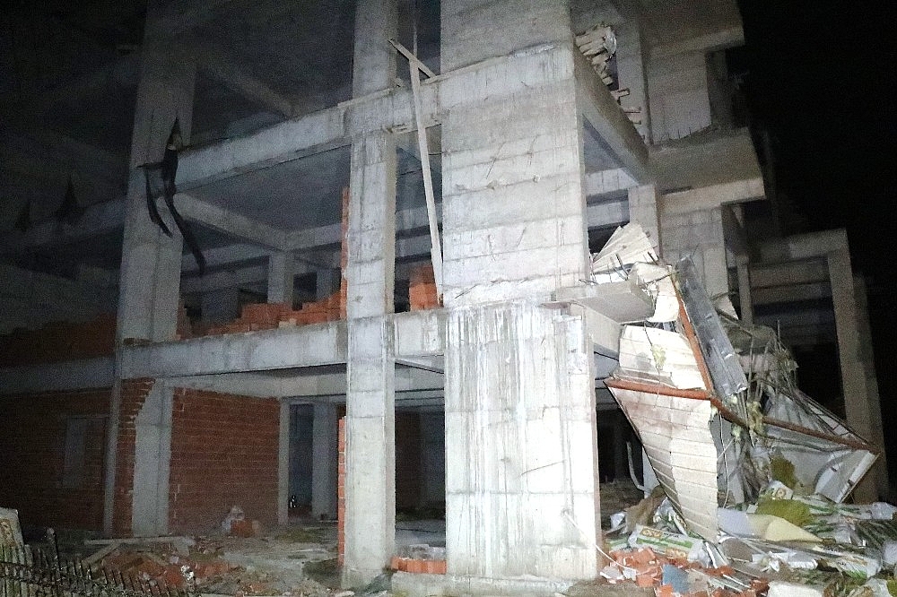 Antalya'da 3 ilçede aynı anda hortum çıktı, 31 kişi yaralandı! (Videolu)