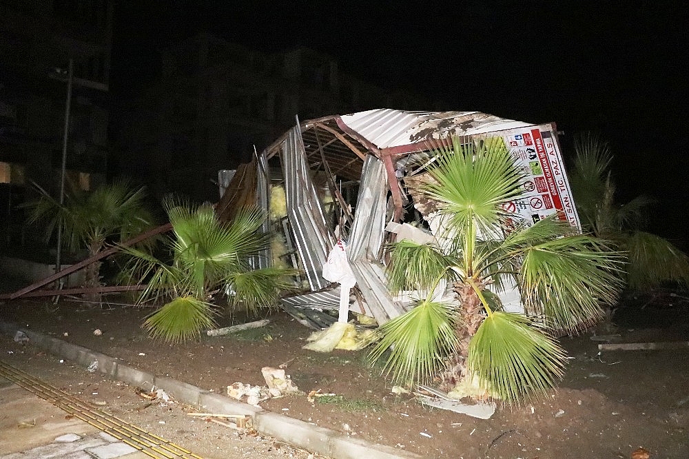 Antalya'da 3 ilçede aynı anda hortum çıktı, 31 kişi yaralandı! (Videolu)