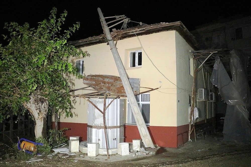 Antalya'da 3 ilçede aynı anda hortum çıktı, 31 kişi yaralandı! (Videolu)