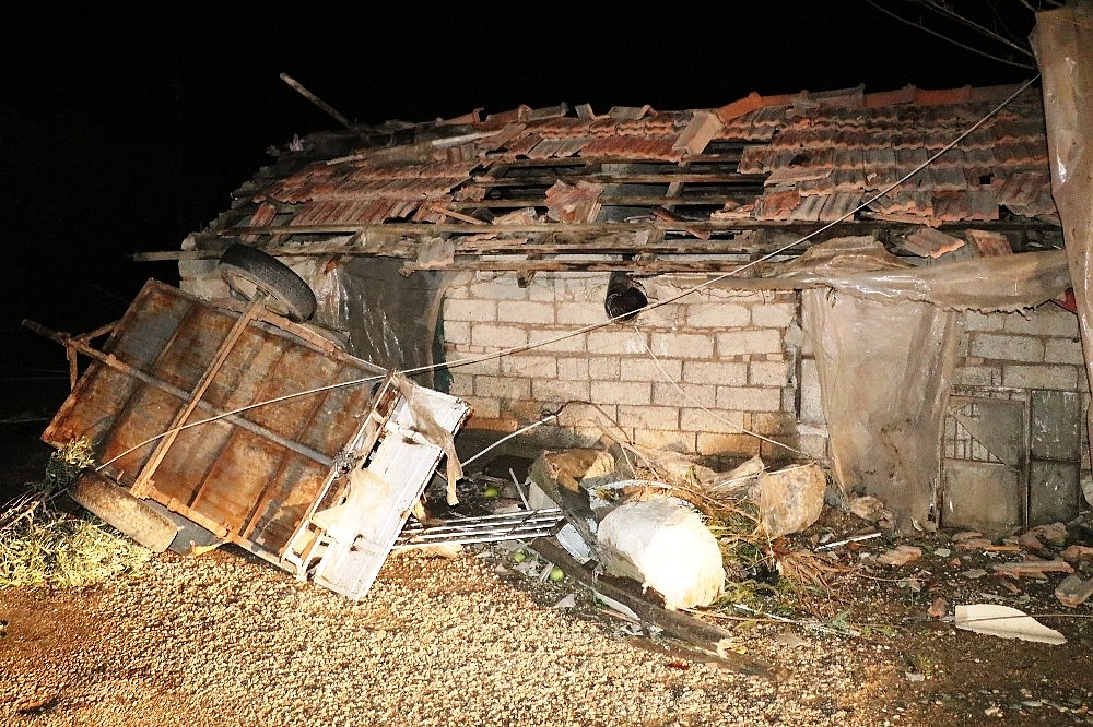 Antalya'da 3 ilçede aynı anda hortum çıktı, 31 kişi yaralandı! (Videolu)