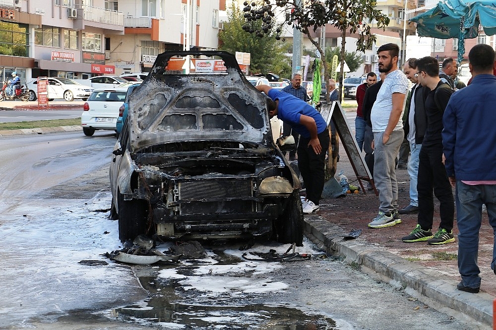 Antalya'da park halindeki araç cayır cayır yandı!