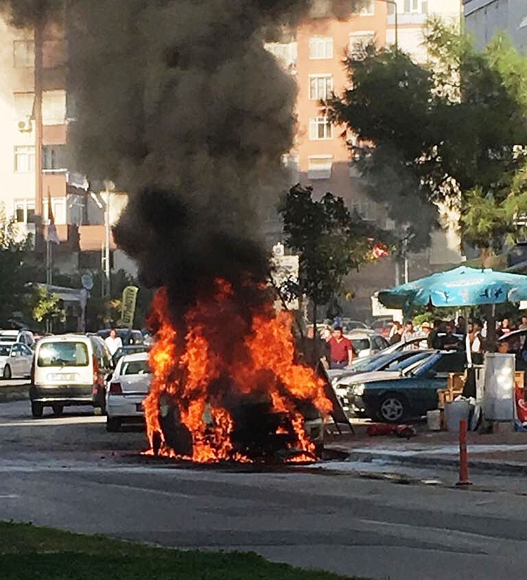 Antalya'da park halindeki araç cayır cayır yandı!