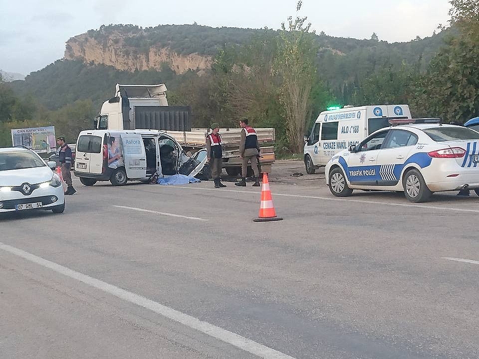 Antalya'da trafik kazası: 1 ölü, 2 yaralı