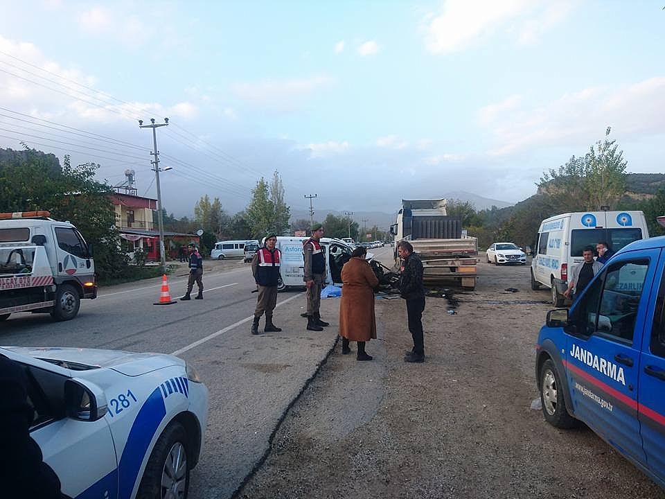 Antalya'da trafik kazası: 1 ölü, 2 yaralı