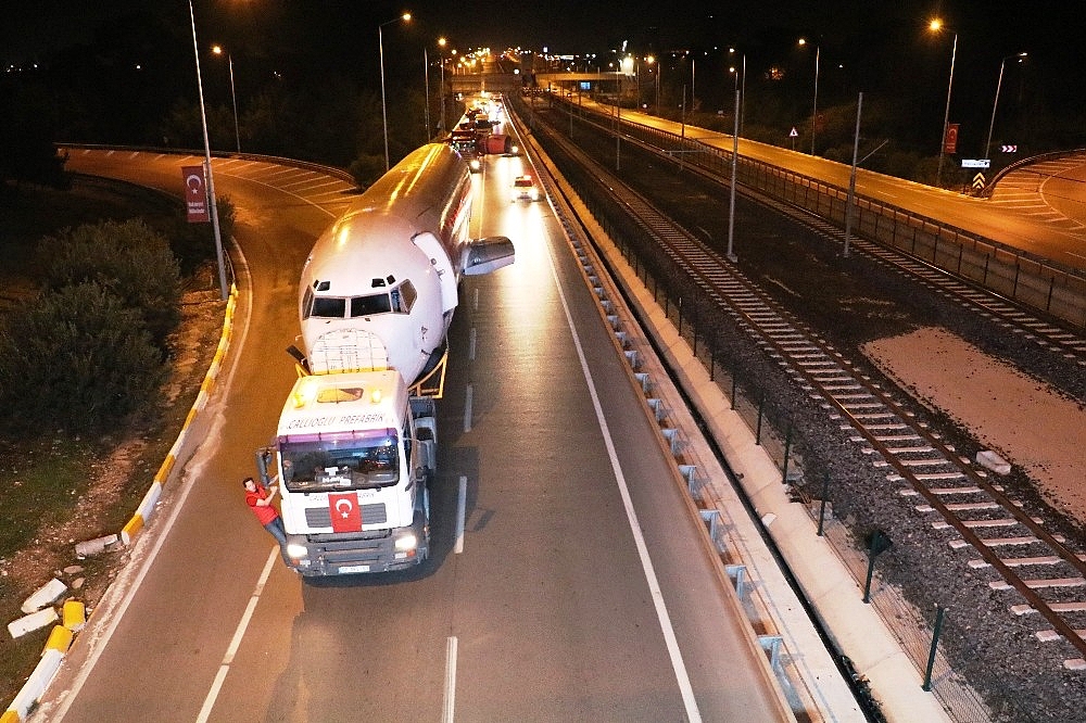 Antalya'da yolcu uçağı şehirlerarası yolda okula götürüldü