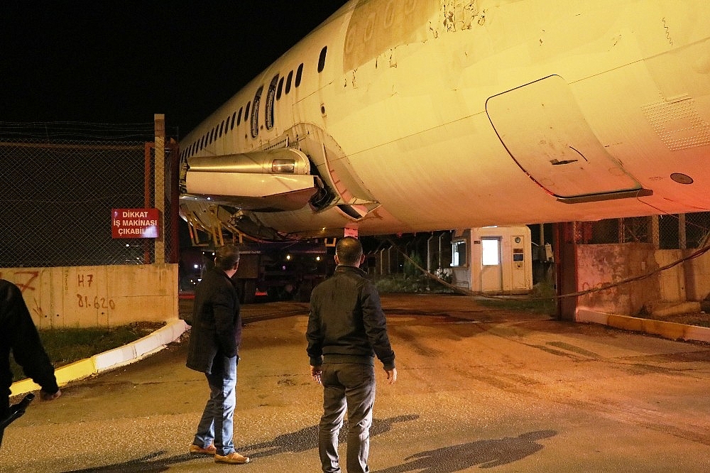 Antalya'da yolcu uçağı şehirlerarası yolda okula götürüldü